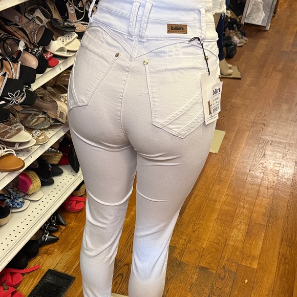 Elegant High-Rise White Jeans - Picture 2 of 4